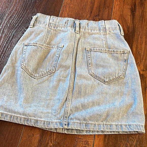 [HOLLISTER] Light Wash Jean Skirt - Picture 3 of 3